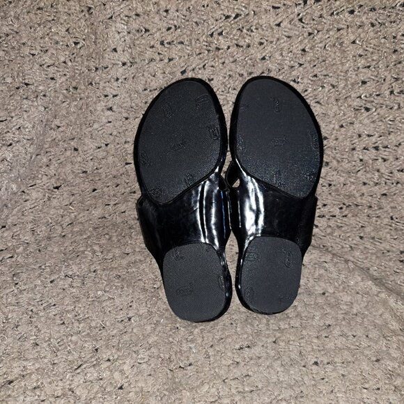 BURBERRY-Quilted Thong Sandal-Black Patent-Pefectly Resoled-Sz 6.5-Excellent - Picture 9 of 9
